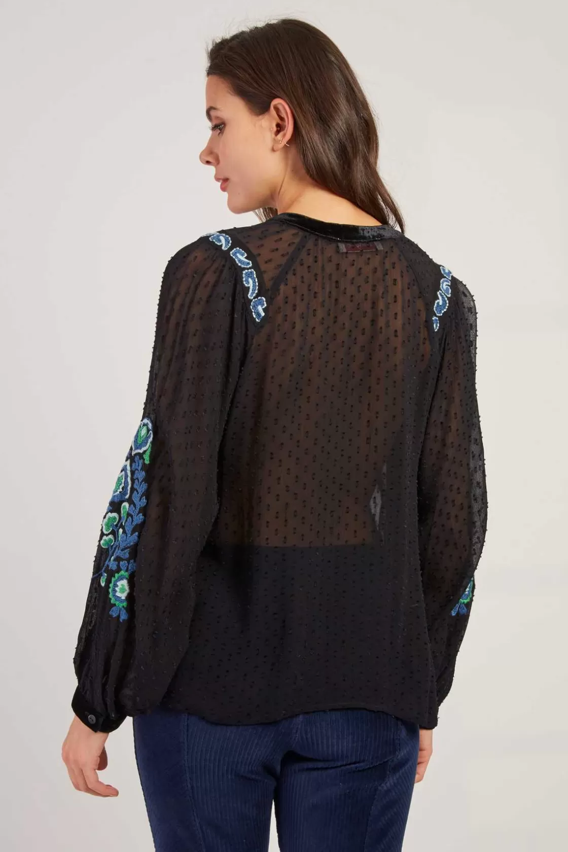 blouse_brode_avec_dtails_en_velours_haiti_2.webp Maison Derhy Les Blouses, Chemisiers & Tops-Blouse brodée avec détails en velours HAITI