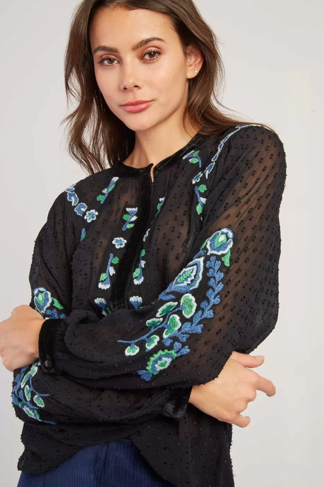 blouse_brode_avec_dtails_en_velours_haiti_3.webp Maison Derhy Les Blouses, Chemisiers & Tops-Blouse brodée avec détails en velours HAITI