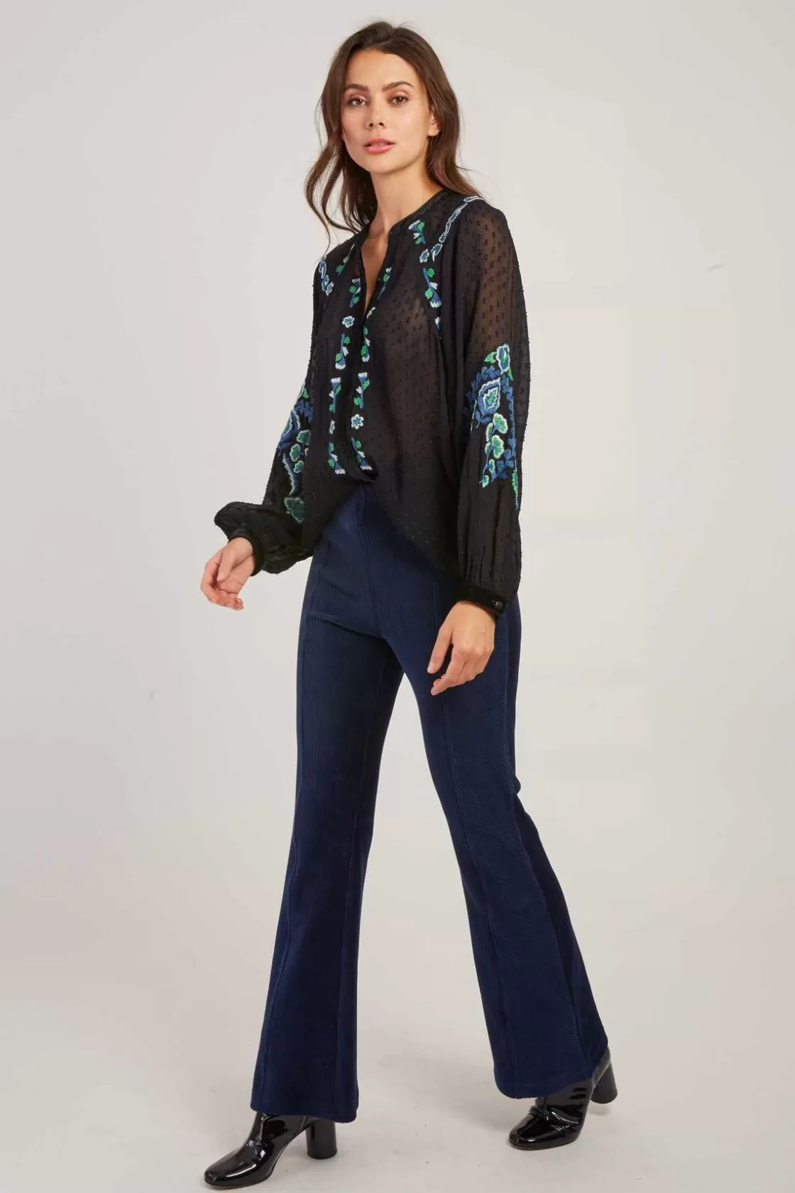 blouse_brode_avec_dtails_en_velours_haiti_4.webp Maison Derhy Les Blouses, Chemisiers & Tops-Blouse brodée avec détails en velours HAITI