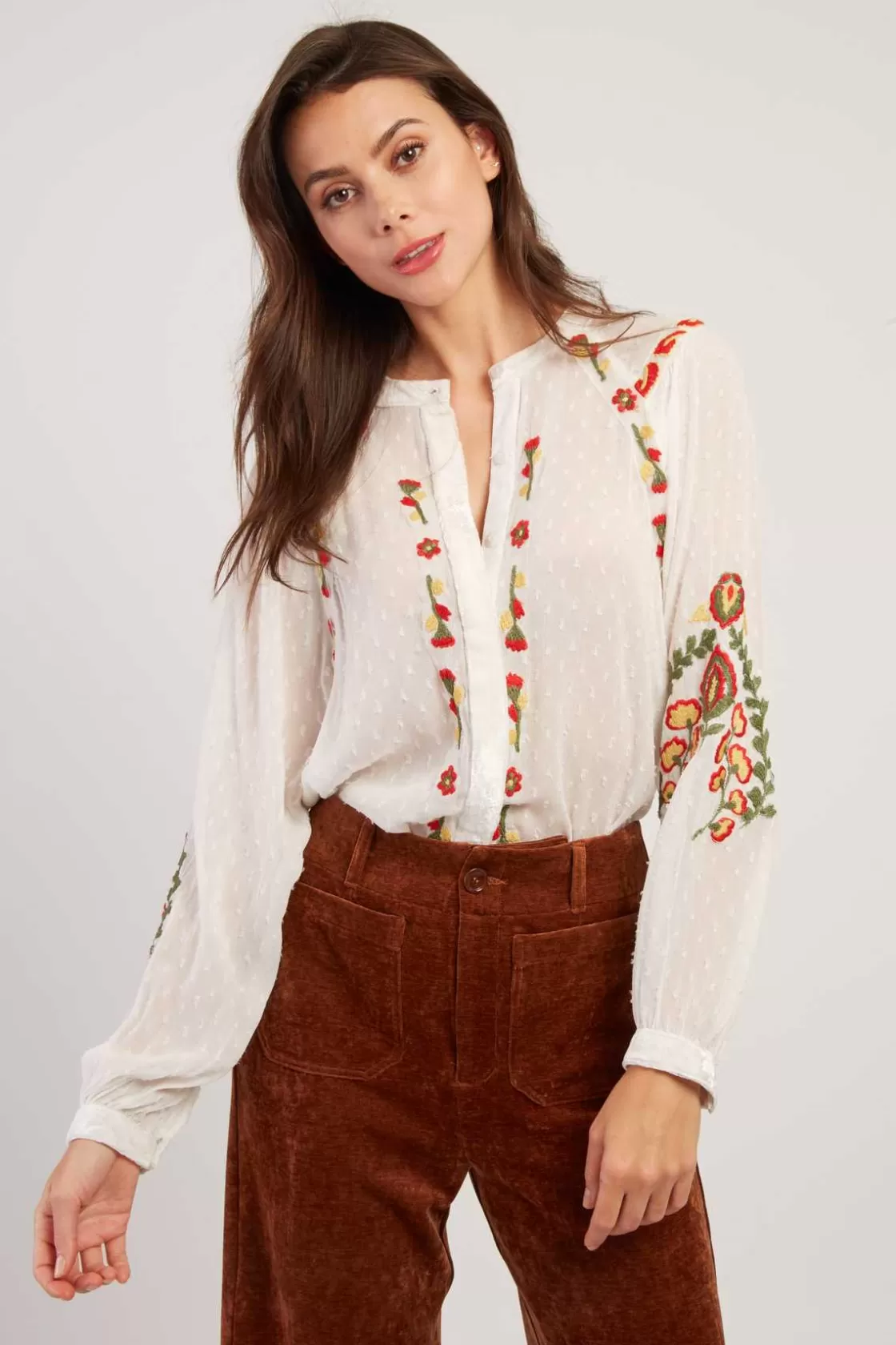 blouse_brode_avec_dtails_en_velours_haiti_5.webp Maison Derhy Les Blouses, Chemisiers & Tops-Blouse brodée avec détails en velours HAITI