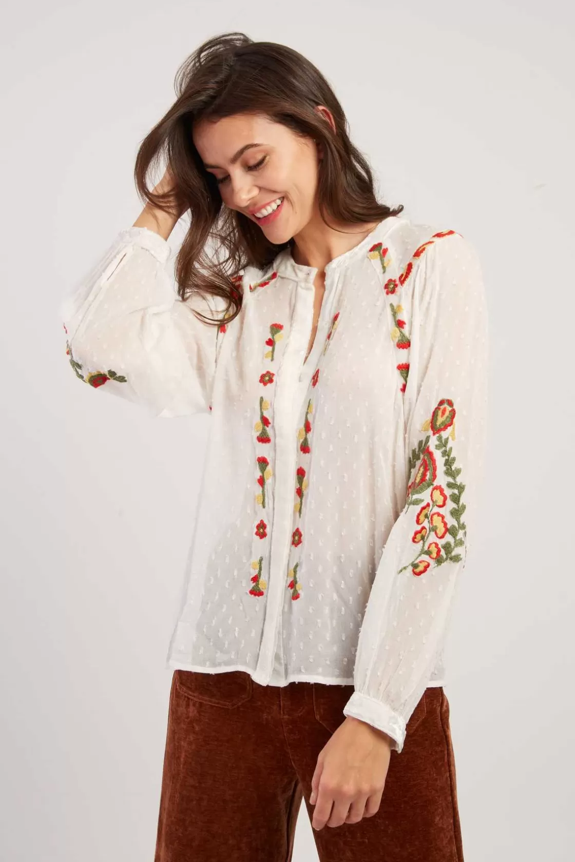 blouse_brode_avec_dtails_en_velours_haiti_6.webp Maison Derhy Les Blouses, Chemisiers & Tops-Blouse brodée avec détails en velours HAITI