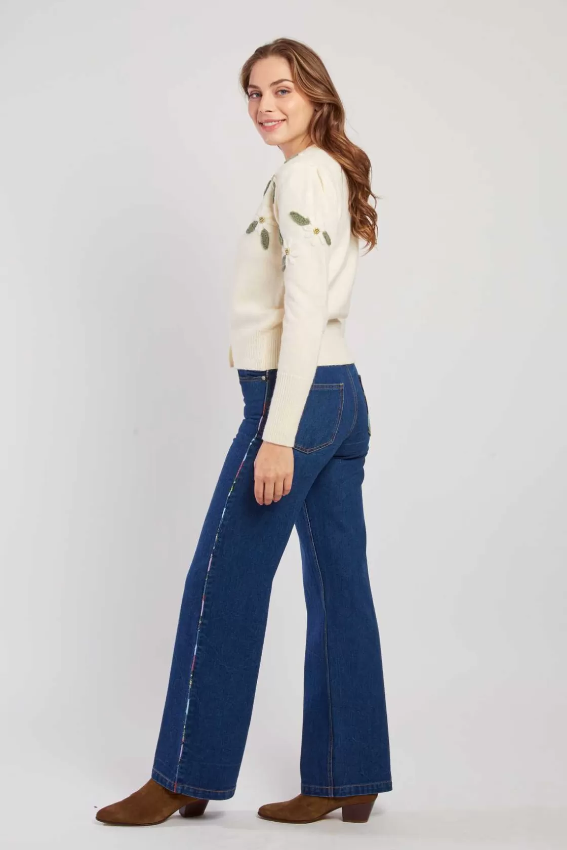 cardigan_en_maille_fine_avec_broderies_florales_dakota_10.webp Maison Derhy Les Gilets, Cardigans & Pulls-Cardigan en maille fine avec broderies florales DAKOTA