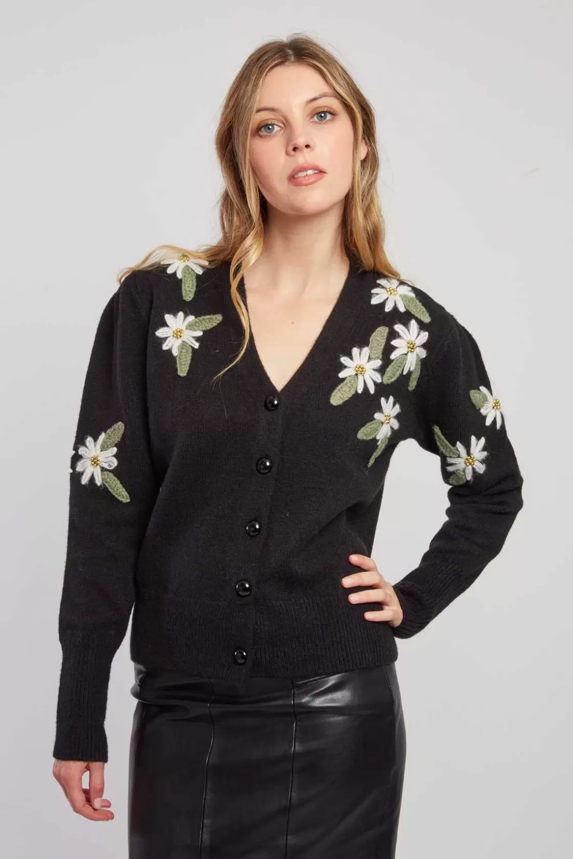 cardigan_en_maille_fine_avec_broderies_florales_dakota_2.webp Maison Derhy Les Gilets, Cardigans & Pulls-Cardigan en maille fine avec broderies florales DAKOTA