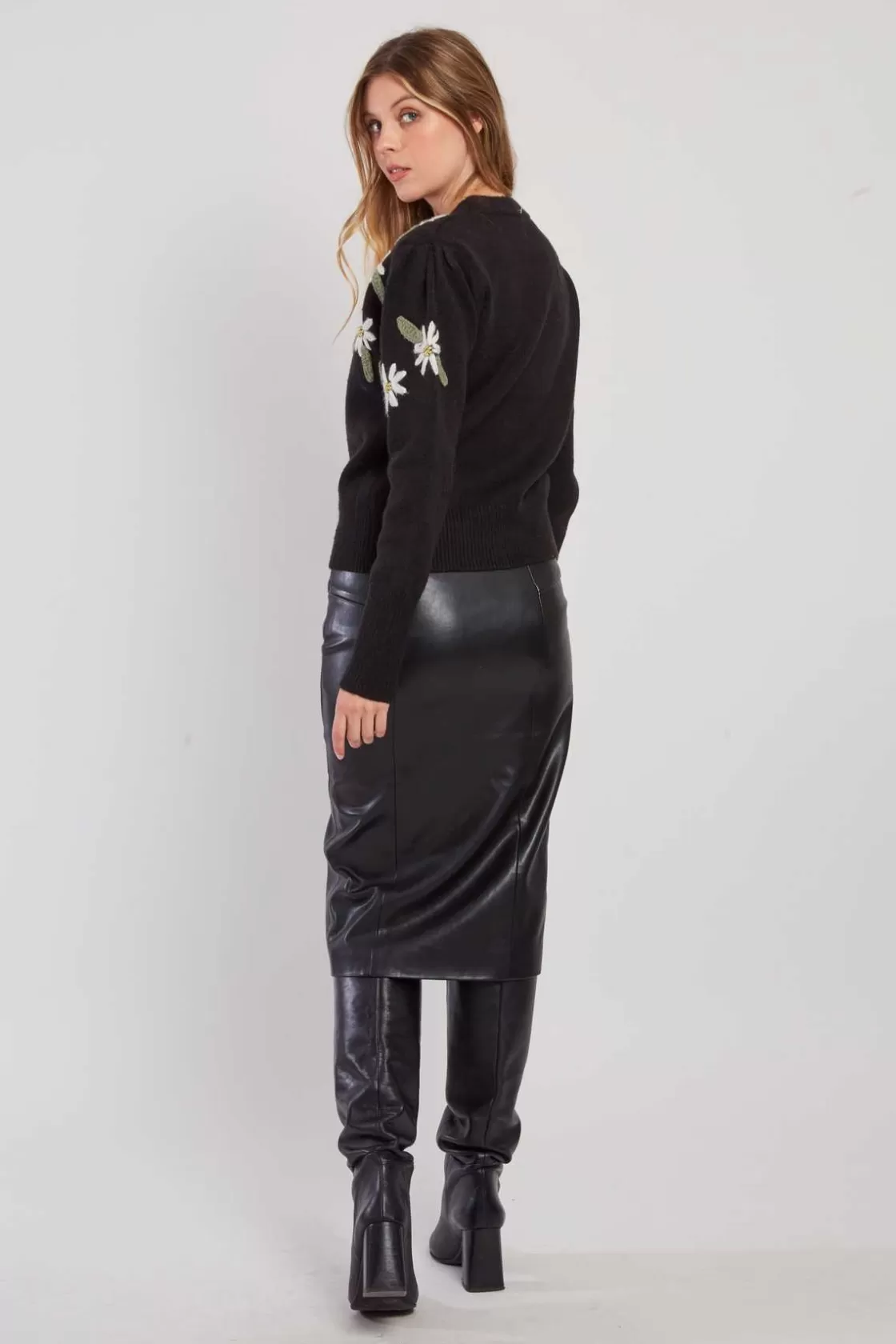 cardigan_en_maille_fine_avec_broderies_florales_dakota_5.webp Maison Derhy Les Gilets, Cardigans & Pulls-Cardigan en maille fine avec broderies florales DAKOTA