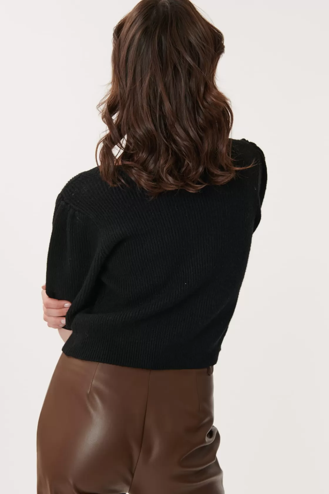 gilet_court_en_coton_avec_boutons_bijoux_liane_8.webp Maison Derhy La Maille | Les Blouses, Chemisiers & Tops-Gilet Court en Coton avec Boutons Bijoux LIANE