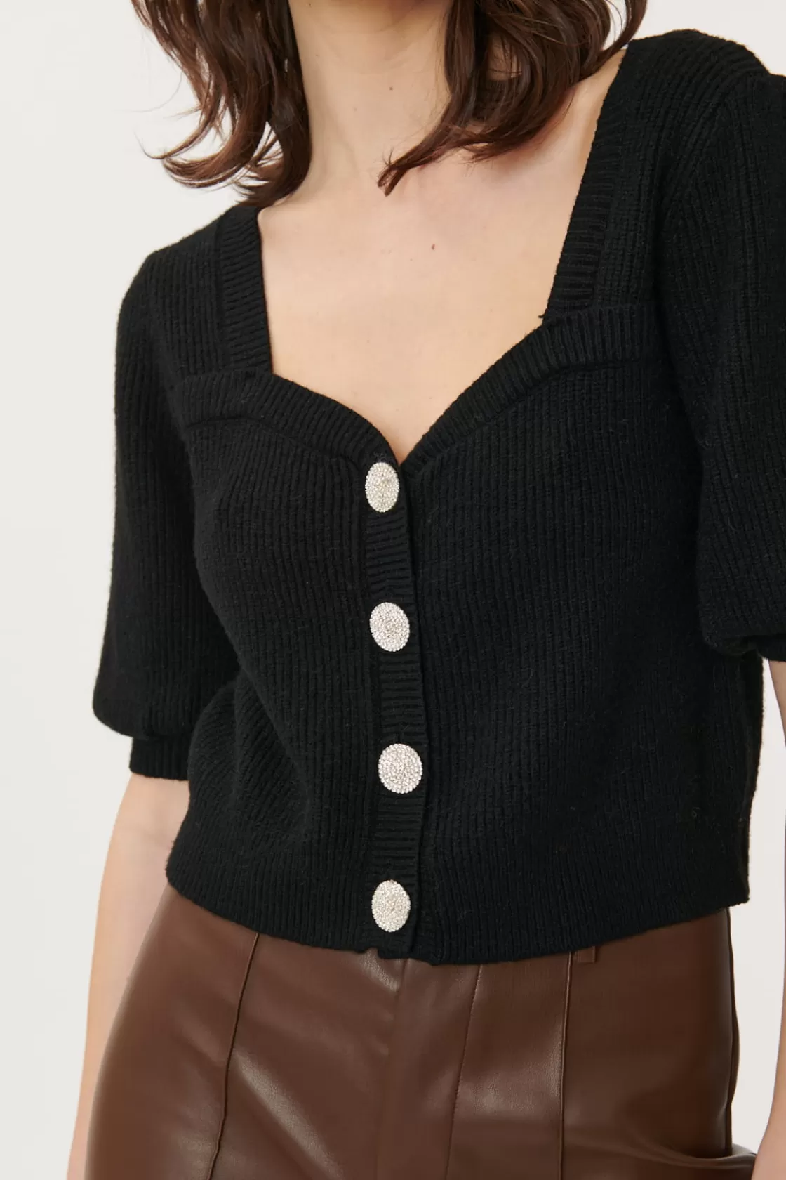 gilet_court_en_coton_avec_boutons_bijoux_liane_9.webp Maison Derhy La Maille | Les Blouses, Chemisiers & Tops-Gilet Court en Coton avec Boutons Bijoux LIANE