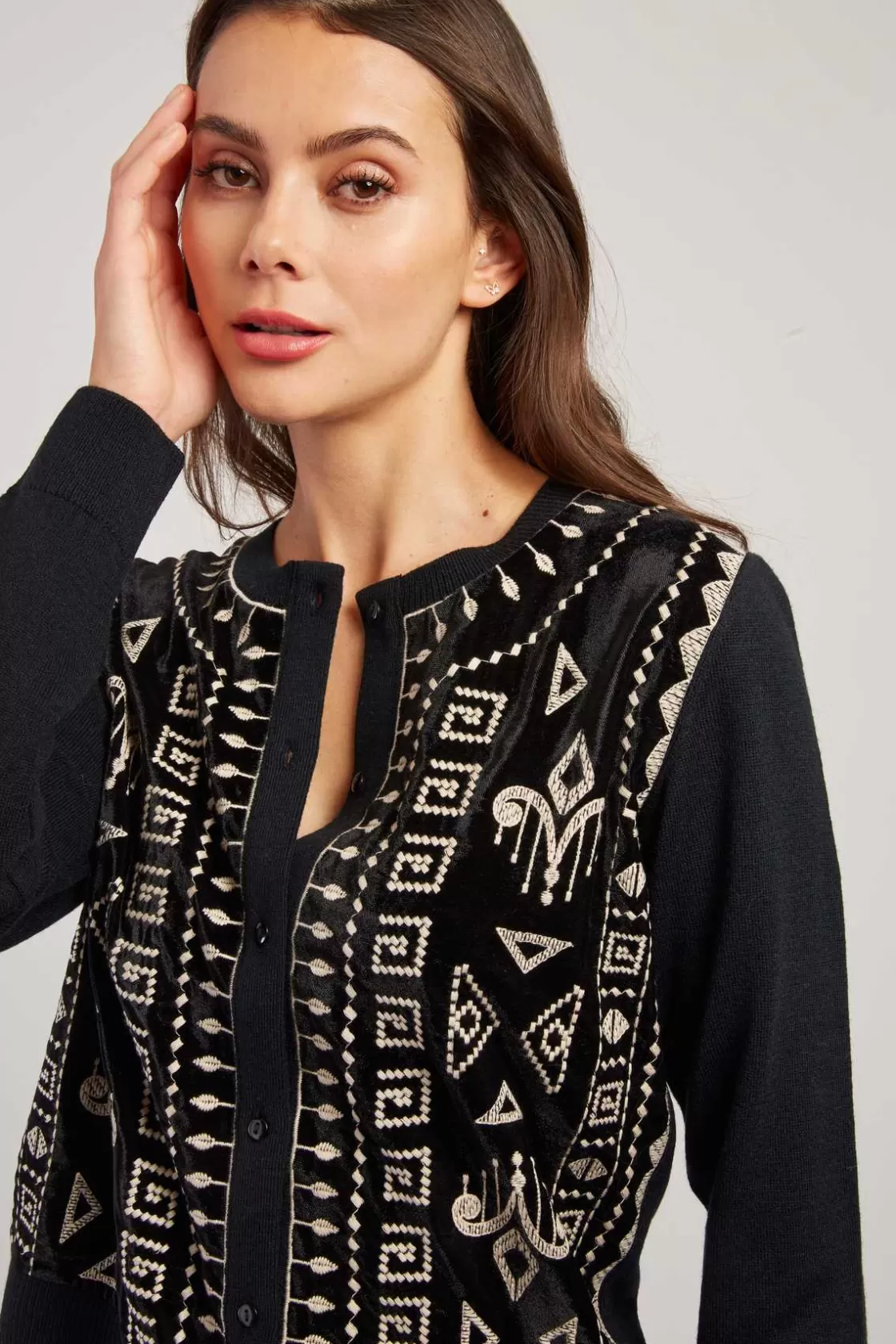 gilet_en_maille_brod_avec_details_en_velours_delia_2.webp Maison Derhy La Maille | Les Gilets, Cardigans & Pulls-Gilet en maille brodé avec details en velours DELIA Noir