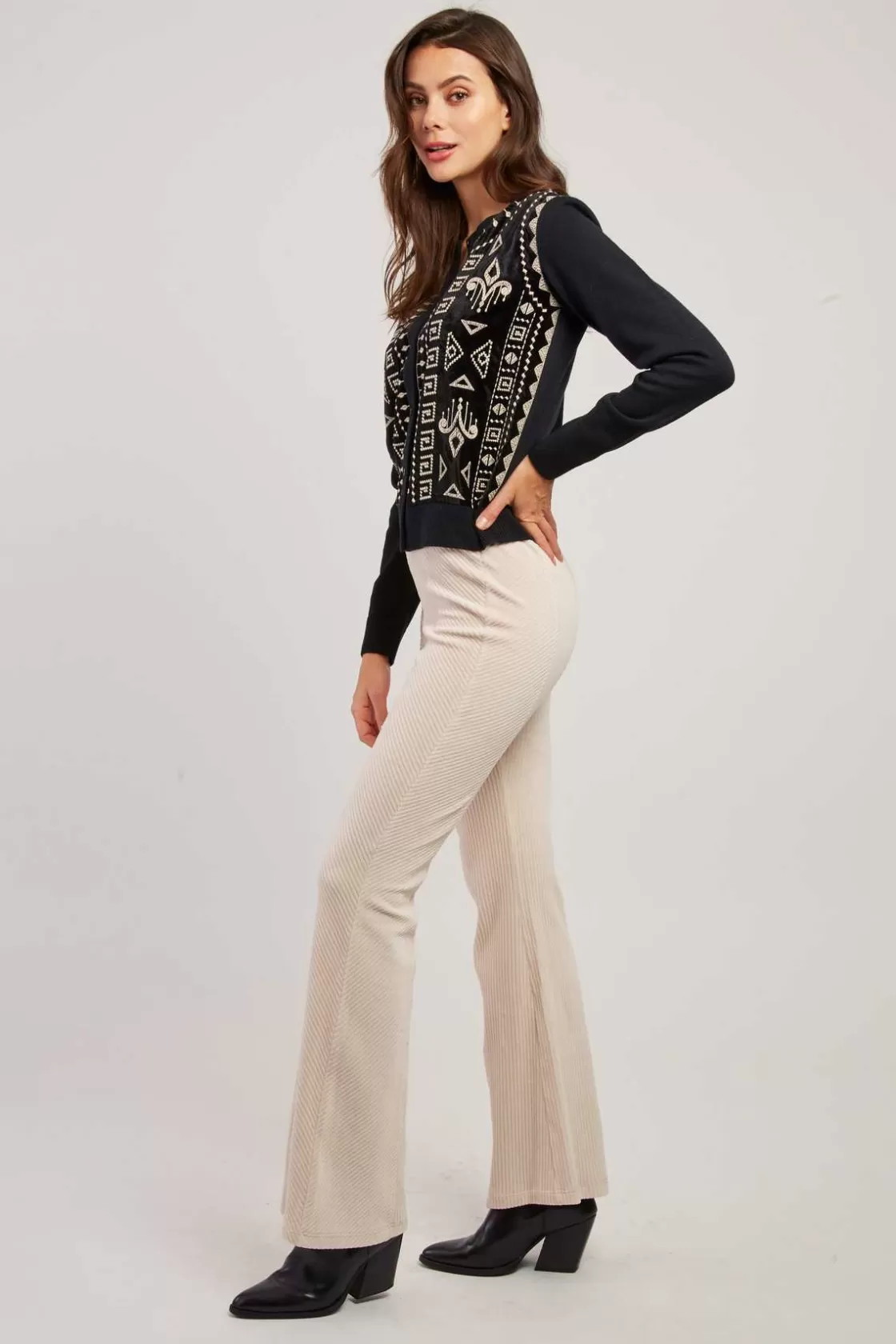 gilet_en_maille_brod_avec_details_en_velours_delia_4.webp Maison Derhy La Maille | Les Gilets, Cardigans & Pulls-Gilet en maille brodé avec details en velours DELIA Noir