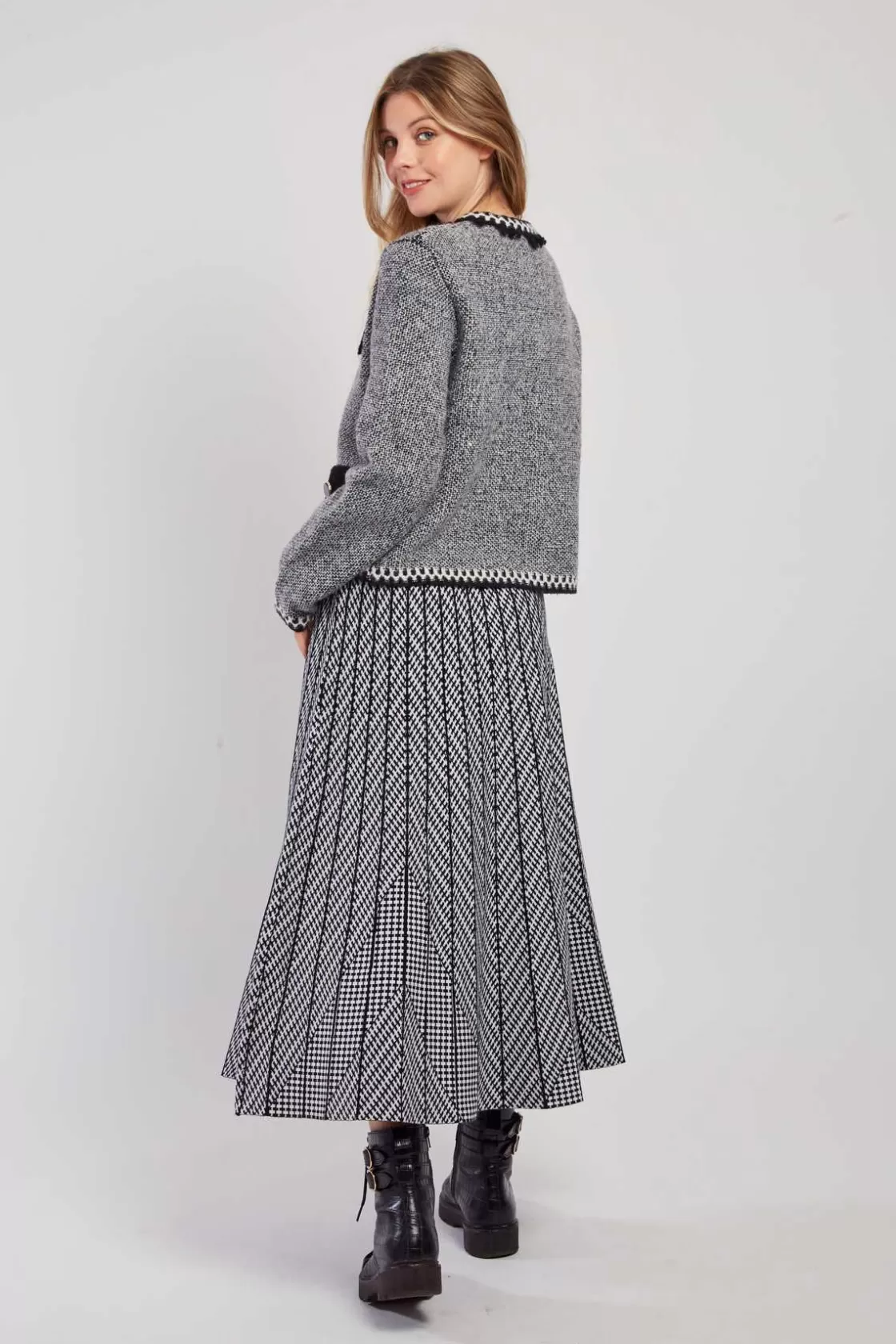 jupe_milong_plisse_en_maille_raye_galante_13.webp Maison Derhy La Maille | Les Jupes & Pantalons-Jupe mi-long plissée en maille rayée GALANTE