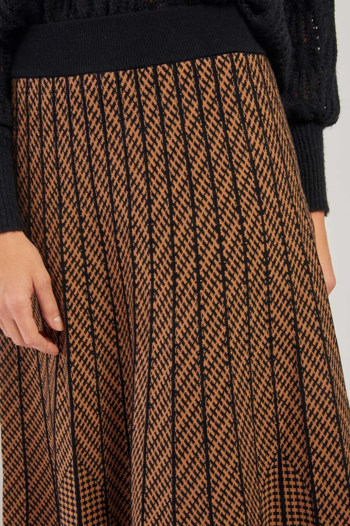 jupe_milong_plisse_en_maille_raye_galante_5.webp Maison Derhy La Maille | Les Jupes & Pantalons-Jupe mi-long plissée en maille rayée GALANTE