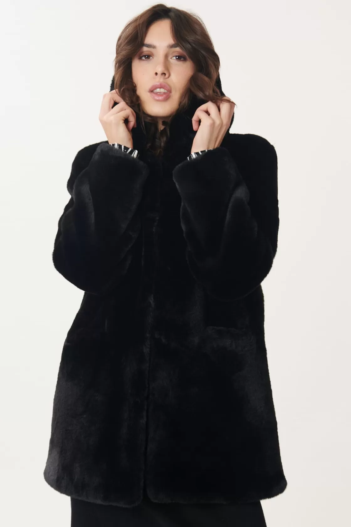 manteau_en_fausse_fourrure_carly_10.webp Maison Derhy Les Manteaux, Vestes & Doudounes-Manteau en fausse fourrure CARLY