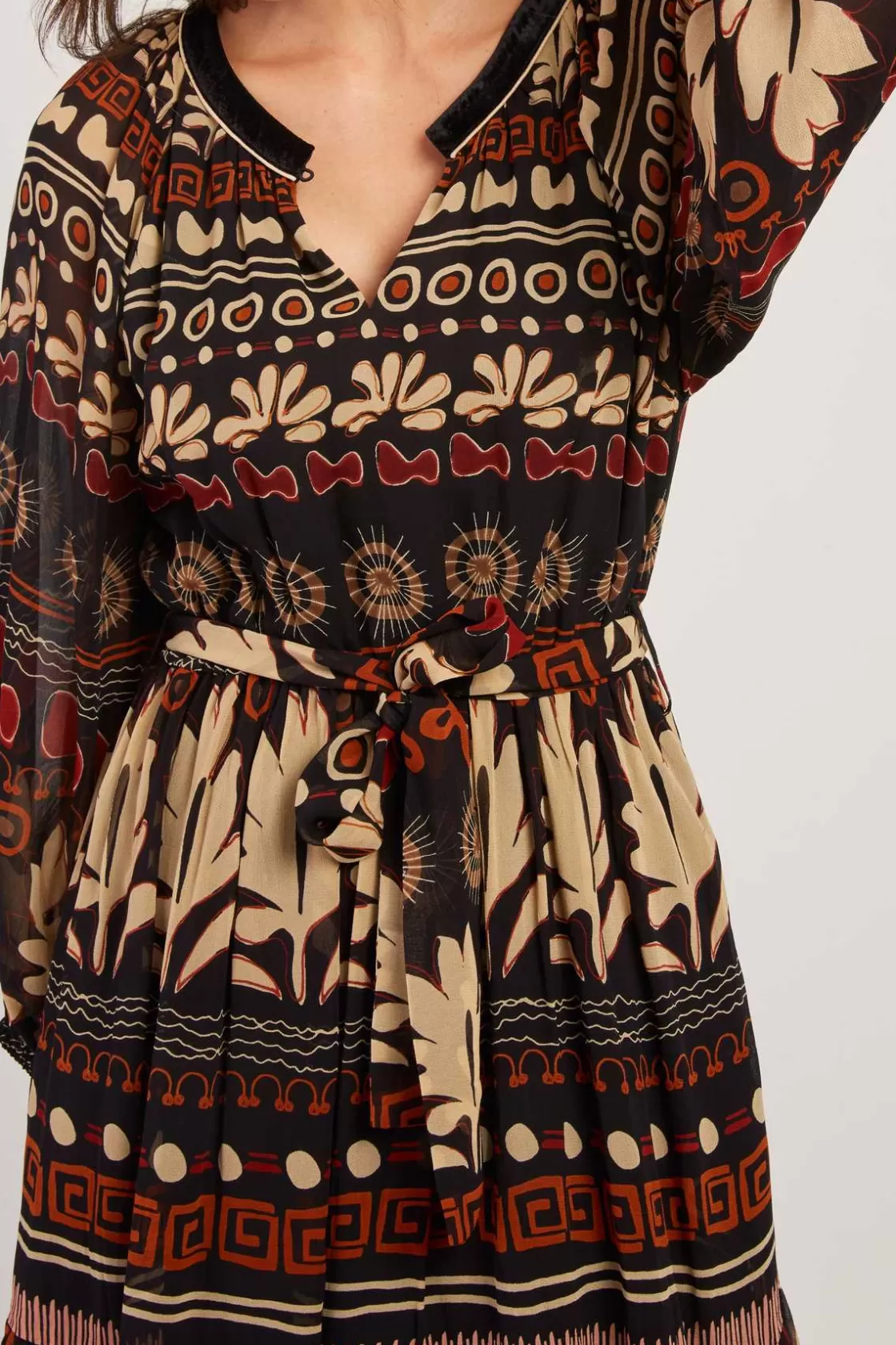 robe_courte_imprime_manches_longues_basilic_3.webp Maison Derhy Robes Imprimées | Robes Courtes-Robe courte imprimée manches longues BASILIC Noir