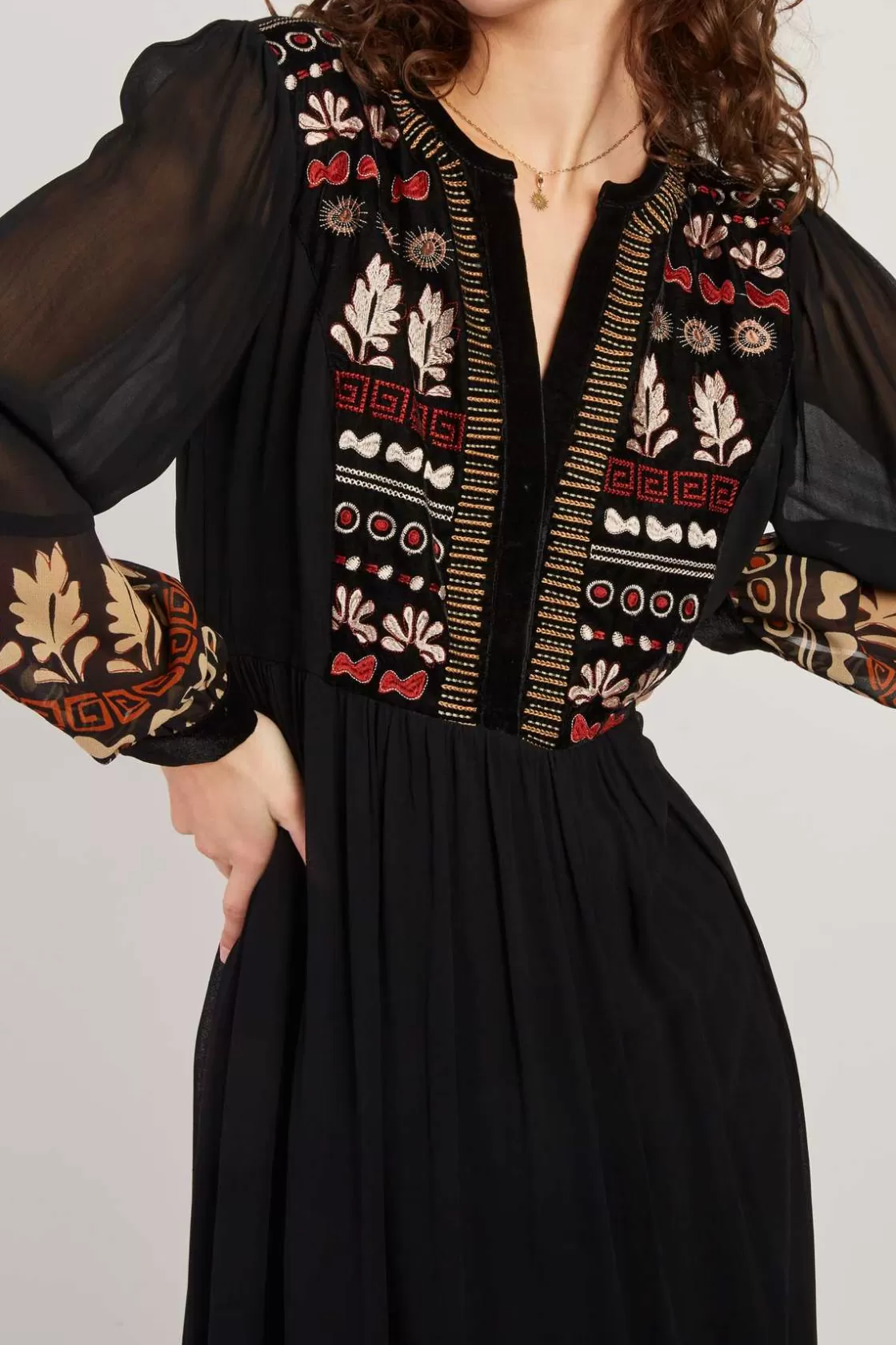 robe_longue_brode_fluide_barbades_2.webp Maison Derhy Robes Longues-Robe longue brodée fluide BARBADES Noir