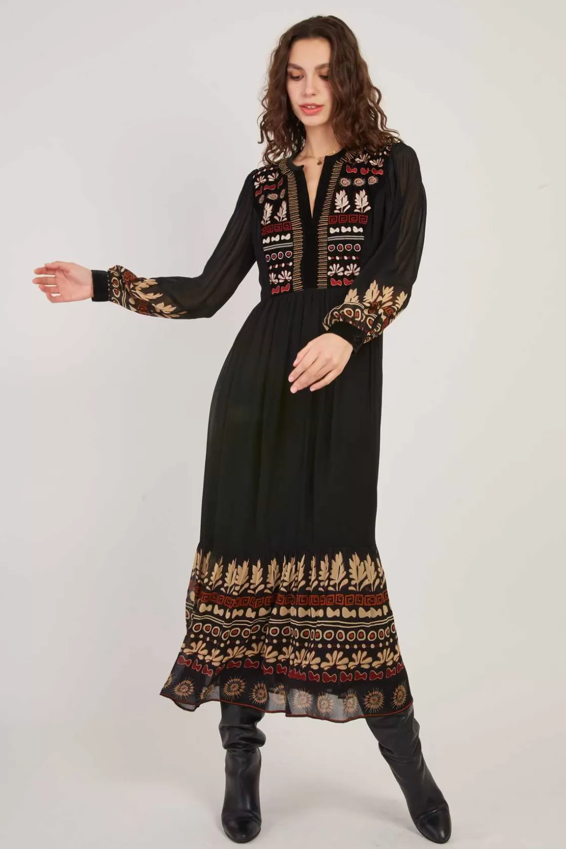 robe_longue_brode_fluide_barbades_3.webp Maison Derhy Robes Longues-Robe longue brodée fluide BARBADES Noir