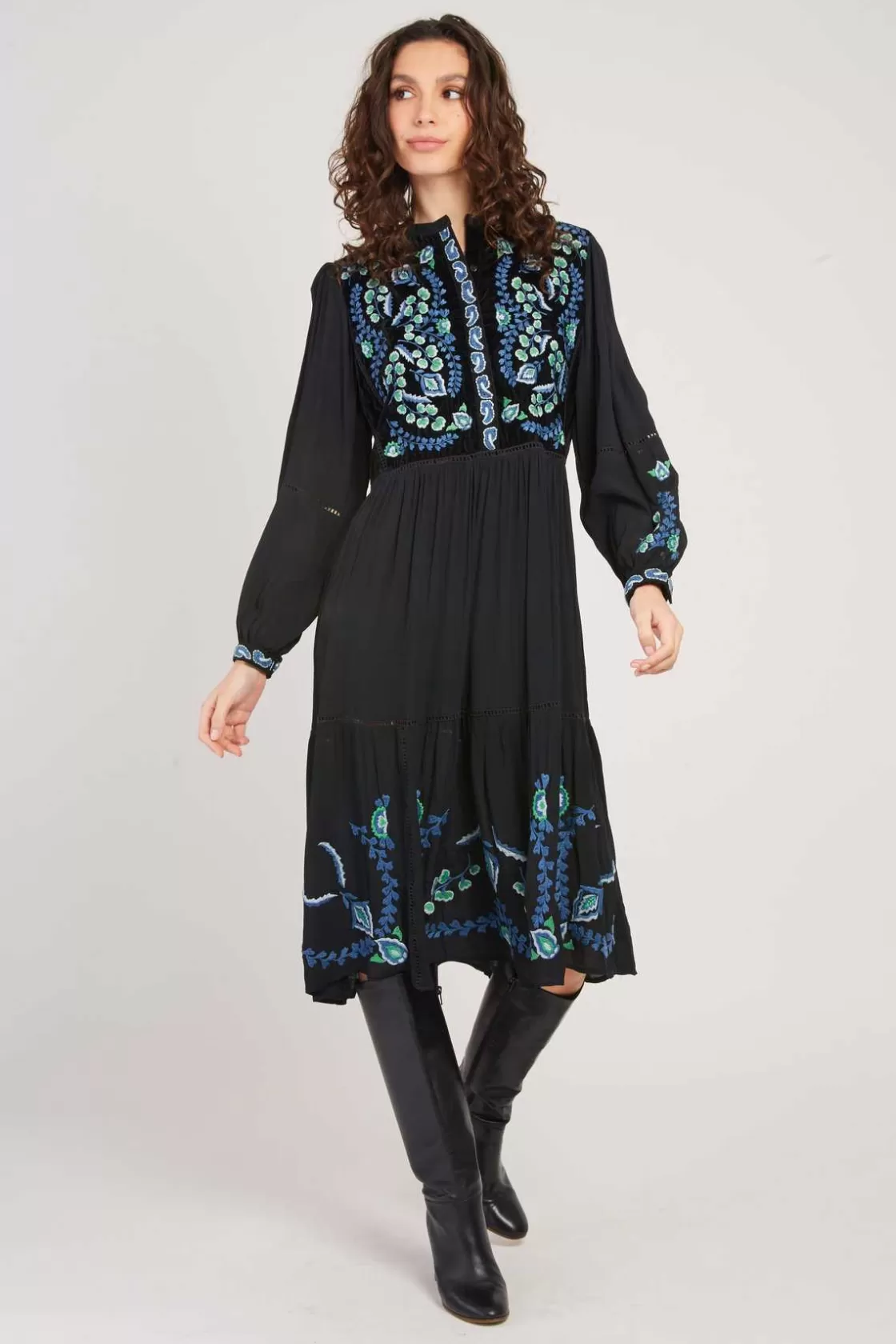 robe_milongue_brode_effet_velours_vally_2.webp Maison Derhy Robes Longues-Robe mi-longue brodée effet velours VALLY Noir