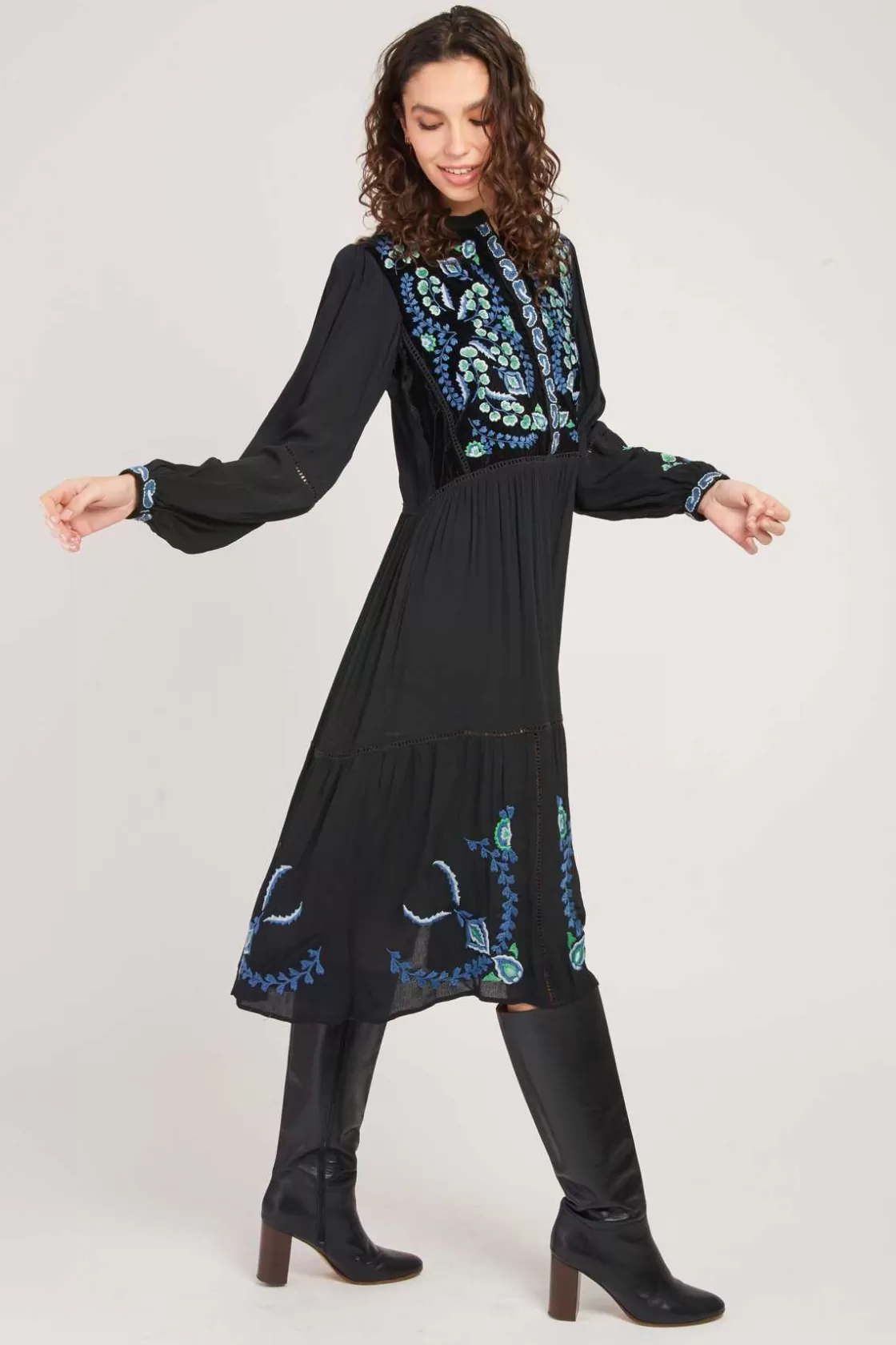 robe_milongue_brode_effet_velours_vally_3.webp Maison Derhy Robes Longues-Robe mi-longue brodée effet velours VALLY Noir