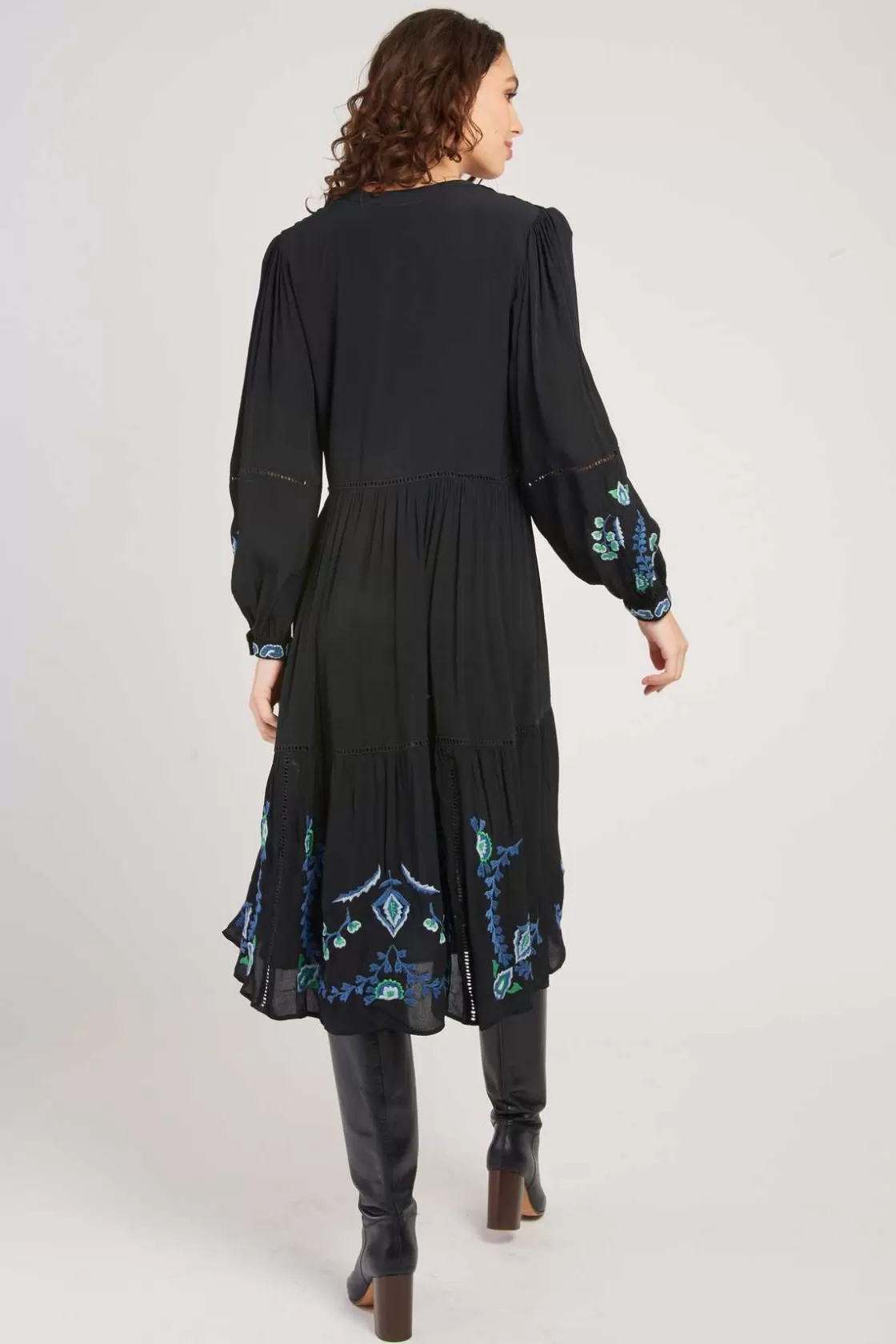 robe_milongue_brode_effet_velours_vally_4.webp Maison Derhy Robes Longues-Robe mi-longue brodée effet velours VALLY Noir