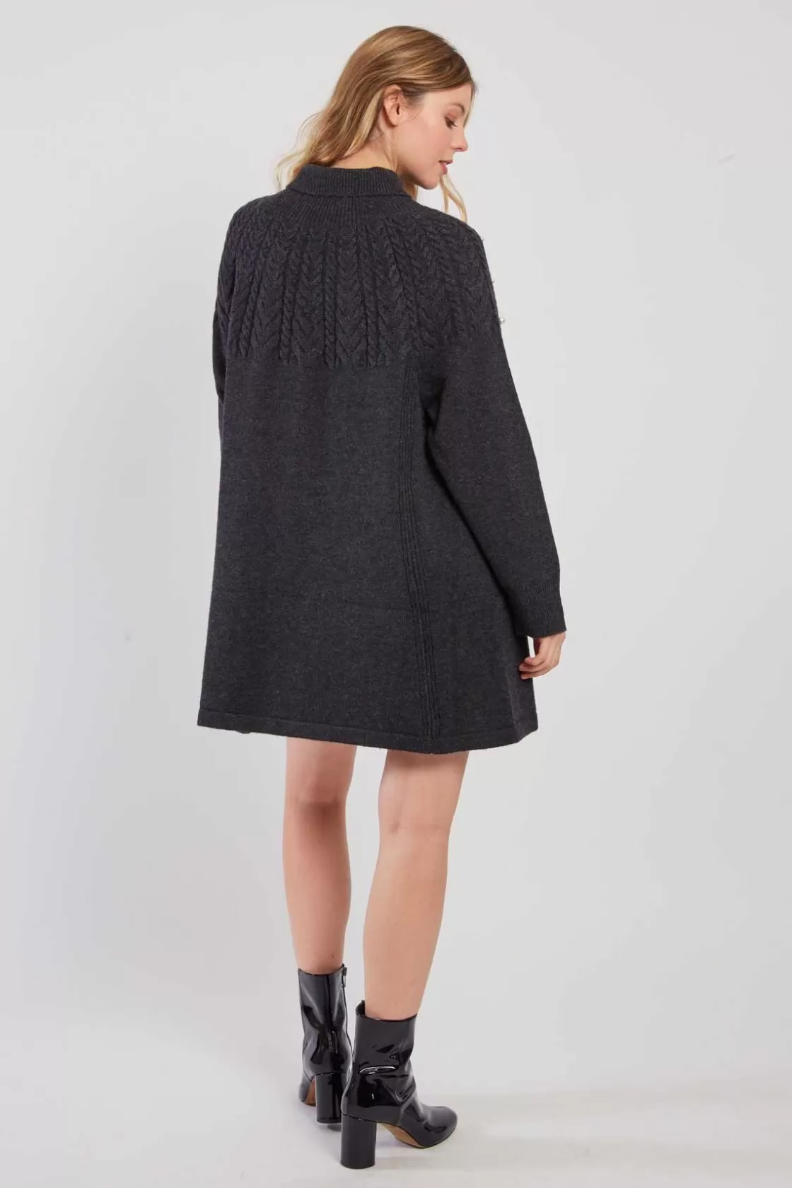 robe_pull_col_roul_unie_avec_perles_joris_3.webp Maison Derhy La Maille | Robes Courtes-Robe pull col roulé unie avec perles JORIS