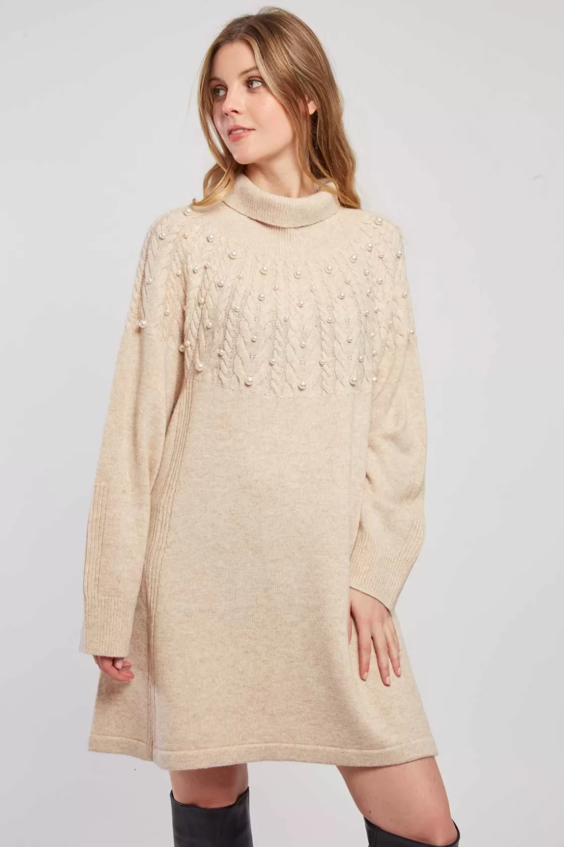 robe_pull_col_roul_unie_avec_perles_joris_6.webp Maison Derhy La Maille | Robes Courtes-Robe pull col roulé unie avec perles JORIS